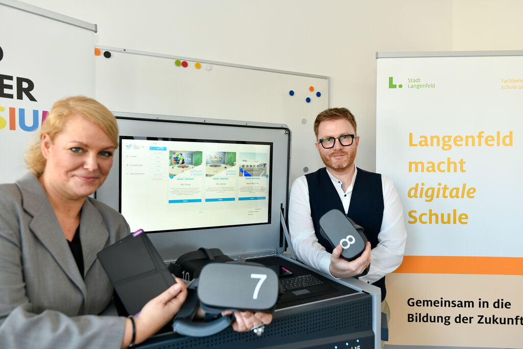 Übergabe VR/AR-Lernsystem ans Konrad-Adenauer-Gymnasium: Maike Chmielewski (städtisches Schul-Referat / Schul-IT), Jürgen Tasch (Schulleiter Konrad-Adenauer-Gymnasium)