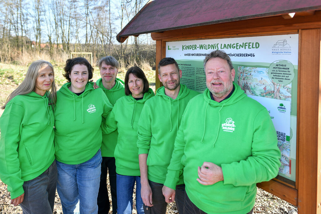 Die ehrenamtlichen Patinnen und Paten der Kinder-Wildnis Barbara Bradl, Johanna Gaub, Thorsten Börner, Hannelore Goebel, Sven Heuermann und Udo Schichor-Kroll (v. l.) sind auch an ihren grünen Hoodies oder schwarzen T-Shirts mit dem Kinder-Wildnis-Logo zu erkennen. 