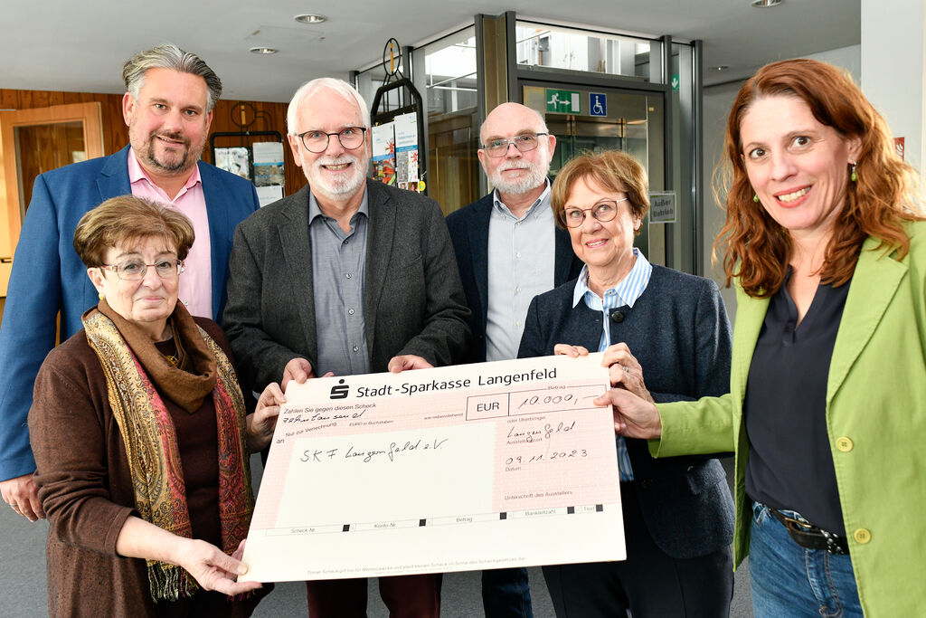 Auf dem Foto (v.l.): Hanni Jakobs (Kämmerin des Kirchenvorstandes), Christian Benzrath (stellvertretender Leiter des Fachbereiches Soziales und Ordnung),  Michael Flanhardt (geschäftsführender Vorsitzende des Kirchenvorstandes), Dr. Bernd Sprenger (Vorsitzende des Finanzausschusses des Kirchenvorstandes), Dr. Eva-Maria Kaufmann (Vorsitzende SkF) und Stephanie Krone (Geschäftsführerin SkF). 