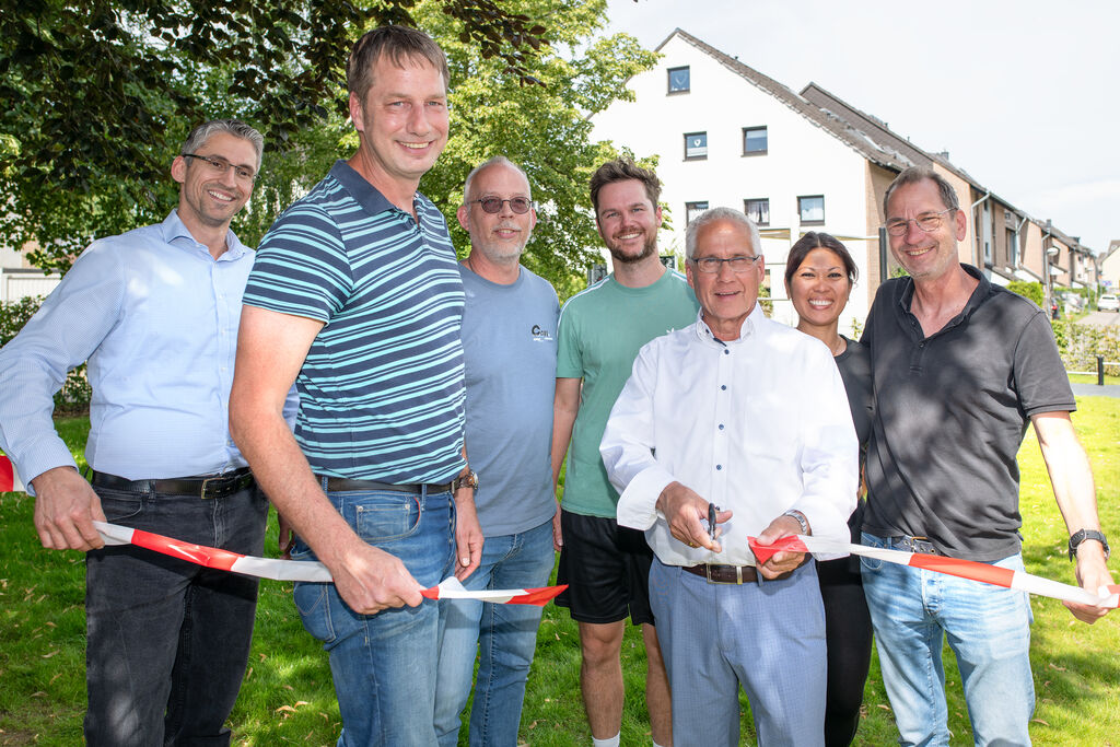 Offizielle Eröffnung des Spielplatzes durch den Bürgermeister (v.l.): Bastian Steinbacher (Referatsleiter Betriebshof), Martin Biele (städt. Betriebshof), Patrick Sahm (stv. Referatsleiter Betriebshof), Bastian Köchling (Sportreferat), Bürgermeister Frank Schneider, Chanhsuda Phomkhoumphon (Sportreferat), Martin Bock (Vorstand Sportgemeinschaft Langenfeld)