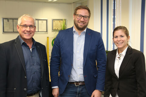 Bürgermeister Frank Schneider (li.) und die Fachbereichsleiterin Jugend, Schule und Sport, Sonja Wienecke (re.), begrüßen den neuen Referatsleiter Kindertageseinrichtungen und Kindertagespflege, Oliver Völlings, im Langenfelder Rathaus.