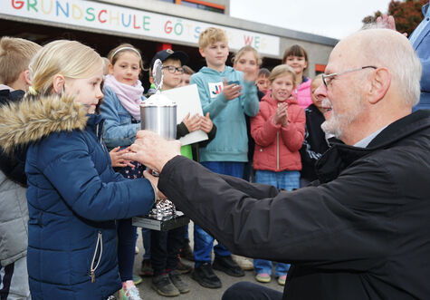 Diesen Pokal darf die GGS Götscher Weg nun dauerhaft behalten