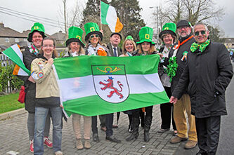 Ennis - Besuch einer Gruppe am St. Patrick’s Day