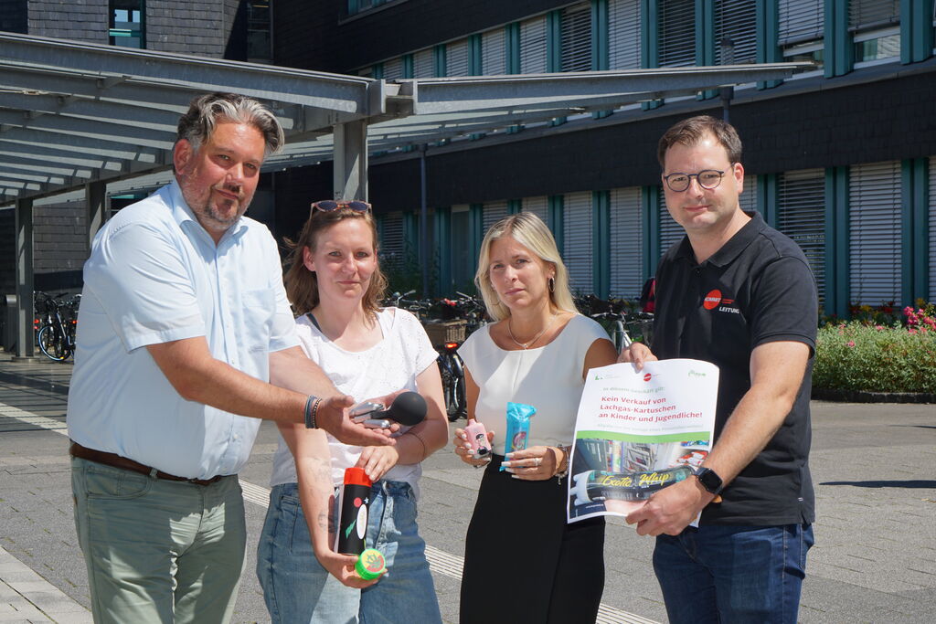 Starten gemeinsam eine Kampagne gegen den Missbrauch von Lachgas und anderen für Jugendliche schädliche, frei verkäufliche Substanzen (v.l.): Christian Benzrath, Referatsleiter Recht und Ordnung, Johanna Tinnemann, Sozialarbeiterin bei der AWO-Suchtberatung Langenfeld/Monheim, Sonja Wienecke, Fachbereichsleiterin Jugend, Schule, Sport und City-Manager Jan Christoph Zimmermann.