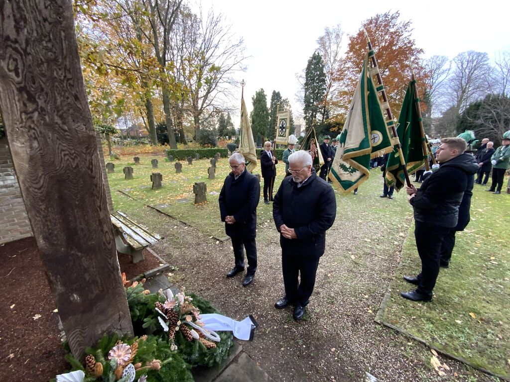Bürgermeister Frank Schneider und der Vorsitzende des Volksbundes Deutsche Kriegsgräberfürsorge Langenfeld, Dieter Braschoss (rechts) bei der Kranzniederlegung am Volkstrauertag auf dem katholischen Friedhof in Richrath.