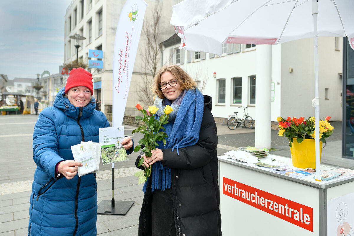 Auf dem Foto: Laura Leuders (Umweltberaterin der Verbraucherzentrale in Langenfeld) und Verena Wagner (links) vom städtischen Klimaschutz-Team.