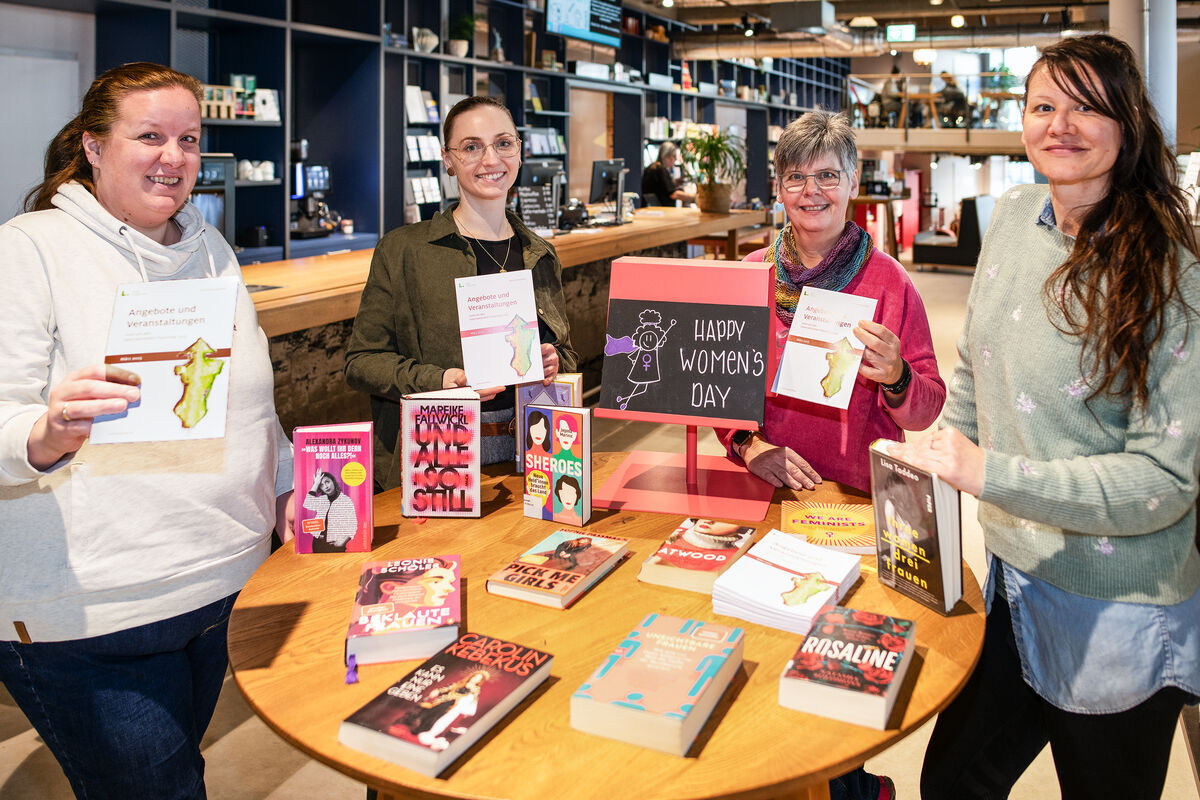 Freuen sich auf das Programm zum Internationalen Frauentag (v.l.): Janna Kasper und Selina Monjau (Bibliothek), Gudrun Kraft und Sylvia Hummer (Gleichstellungsstelle). 