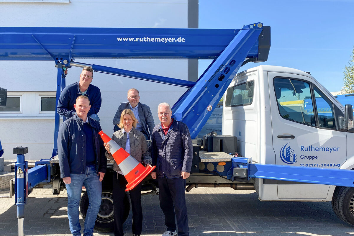 Auf dem Foto: Daniel Ruthemeyer (hinten links) sowie von der städtischen Wirtschaftsförderung Thomas Zacharias (rechts daneben), Holger Eckert (unten links) und Claudia Abendroth (unten in der Mitte). Unten rechts: Hans-Dieter Clauser, Vorsitzender des Vereins BOB plus. 
