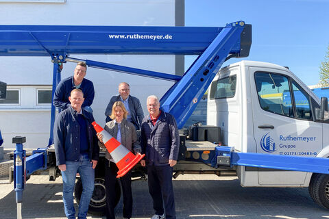 Auf dem Foto: Daniel Ruthemeyer (hinten links) sowie von der städtischen Wirtschaftsförderung Thomas Zacharias (rechts daneben), Holger Eckert (unten links) und Claudia Abendroth (unten in der Mitte). Unten rechts: Hans-Dieter Clauser, Vorsitzender des Vereins BOB plus. 