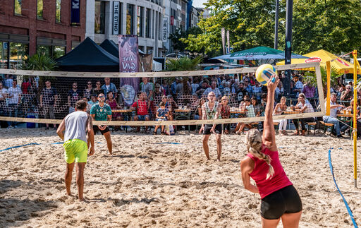 Am Samstag, 31. August, findet ab 12 Uhr das 1. Stadtwerke Beachvolleyballturnier direkt auf dem Stadthallenvorplatz statt. Am Sonntag laden wir ab 12 Uhr herzlich alle Volleyball-Interessierten zum freien Spielen ein. 