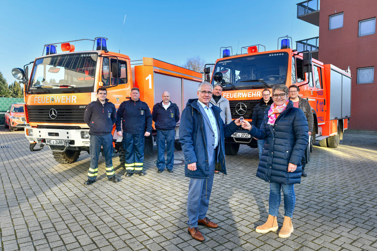 Bürgermeister Frank Schneider übergibt symbolisch die Fahrzeugschlüssel an Nicole Haag vom Städtepartnerschaftsverein. Mit auf dem Foto (v.l.): Marco Göttler, Torsten Maslow und Wolfram Polheim (alle Feuerwehr Langenfeld, der Erste Beigeordnete Christian Benzrath, sowie Timo Stein und Martin Bolt vom Städtepartnerschaftsverein. 