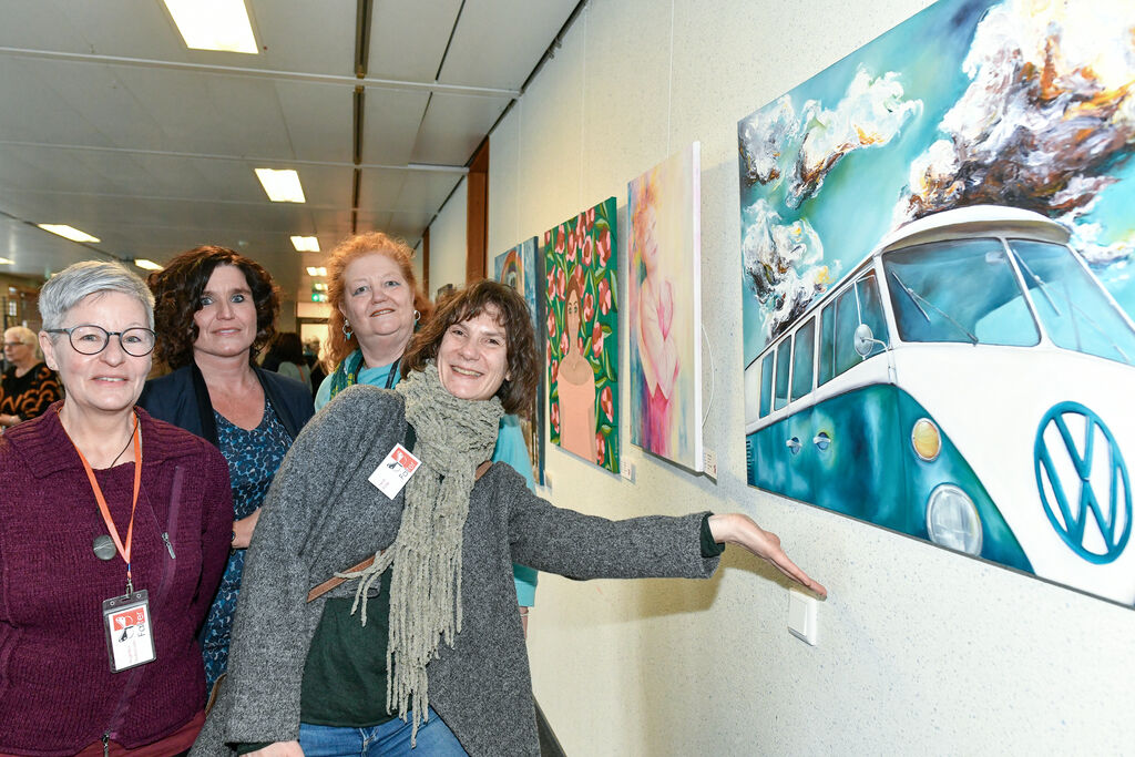 Bunte Ausstellung der Künstlergruppe Falter im Rathaus.