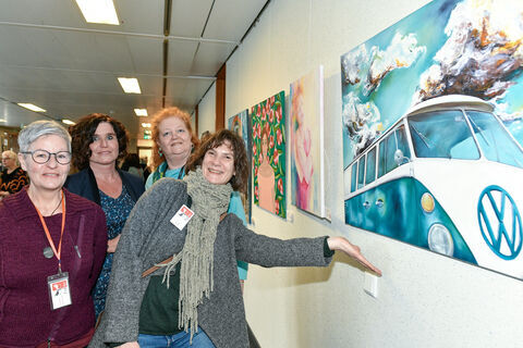 Bunte Ausstellung der Künstlergruppe Falter im Rathaus.