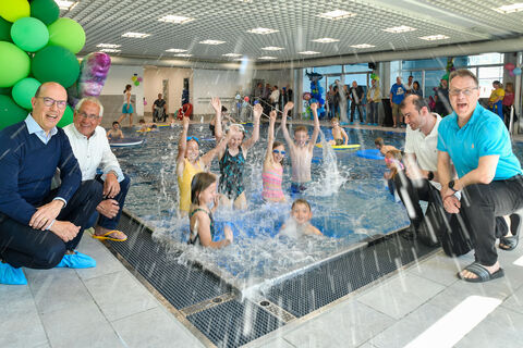 Sichtlich gut gelaunt weihten die Kinder der Wiescheider Grundschule das neue Lehrschwimmbecken gemeinsam mit den Verantwortlichen der Stadtentwicklungsgesellschaft Langenfeld mbH (v.l. am Beckenrand) ein: Thomas Küppers, Frank Schneider, Roy Wiltschut und Thomas Grieger.