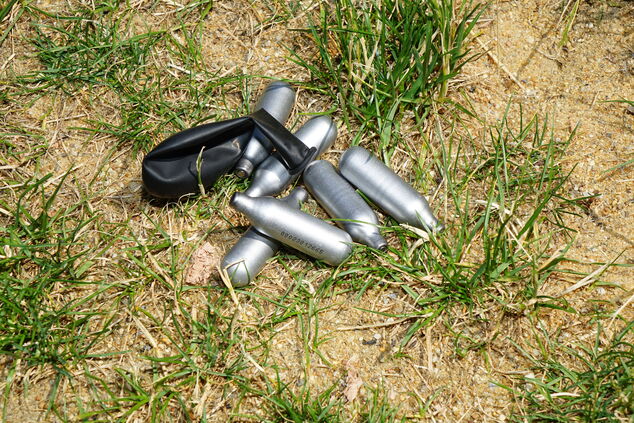 Lachgas-Kartuschen-Fund auf dem Spielplatz