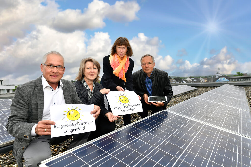 Auf dem Foto von links: Bürgermeister Frank Schneider, Sabine Janclas (Leiterin des Referates Umwelt, Verkehr, Tiefbau), Diana Achenbach und Dr. Ingo Richter (beide BürgerSolarBeratung). 