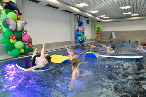 Diese noch weiße Wand am neuen Lehrschwimmbecken soll kreativ gestaltet werden. Dazu wird ab sofort ein Ideenwettbewerb gestartet, bei dem es insgesamt sechs Jahrestickets für das Stadtbad zu gewinnen gibt.