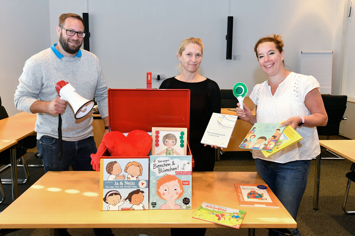 Oliver Völlings (Leiter des Referates Kindertageseinrichtungen und Kindertages-pflege), Sandra Caspers (Pädagogische Fachberatung für Kindertagesstätten) und Katharina Schenk (Kinder- und Jugendschützerin) überreichten den Leitungen der städtischen Kindertageseinrichtungen als präventives Bildungsangebot drei neu zusammengestellte Präventionskisten. 