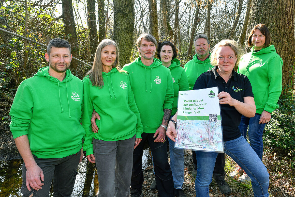 Die ehrenamtlichen Patinnen und Paten der Kinder-Wildnis Sven Heuermann, Barbara Bradl, Thorsten Börner, Johanna Gaub, Udo Schichor-Kroll und Hannelo-re Goebel (v. l.) sind künftig auch an ihren grünen Hoodies oder schwarzen T-Shirts mit dem neuen Kinder-Wildnis-Logo zu erkennen. Mit auf dem Foto: Vere-na Wagner (2.v.r.) vom städtischen Klimaschutz-Team. 