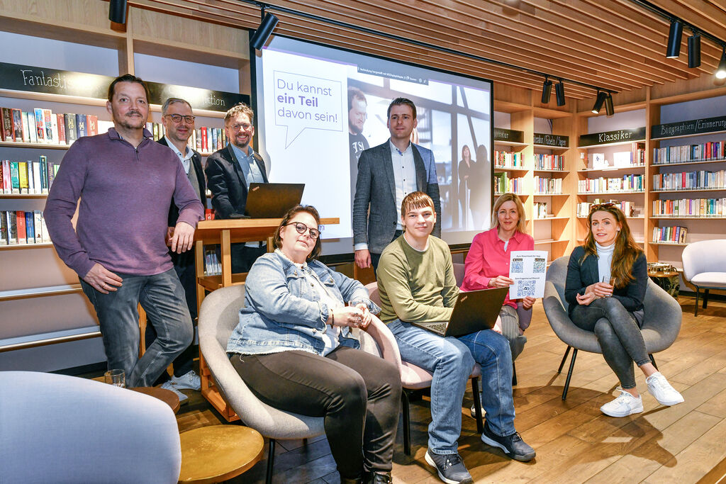 Foto: Obere Reihe, von links nach rechts: Timo Scholl (Markoon Werbeagentur), Harun Tarim (IHK Düsseldorf), Matthäus Bialasinski (Kreis Mettmann), Daniel Heythausen (Fusion IT) Untere Reihe, von links nach rechts: Sonja Scholl (Markoon Werbeagentur) Daniel Zimko (Fusion IT) Claudia Abendroth (Stadt Langenfeld) und Laura Weihs (Markoon Werbeagentur).