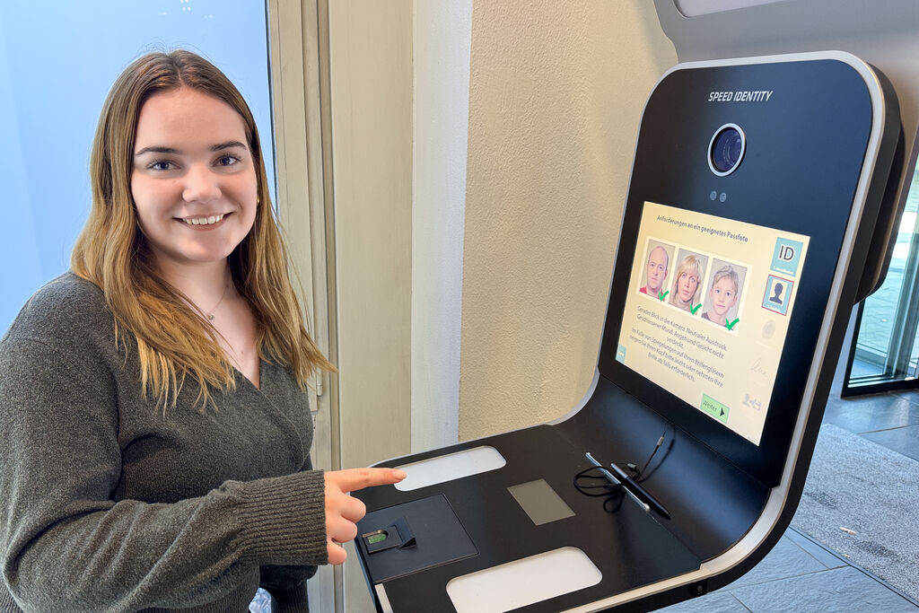 Mit der neuen Fotobox komfortabel zum neuen Personalausweis und Reisepass. 