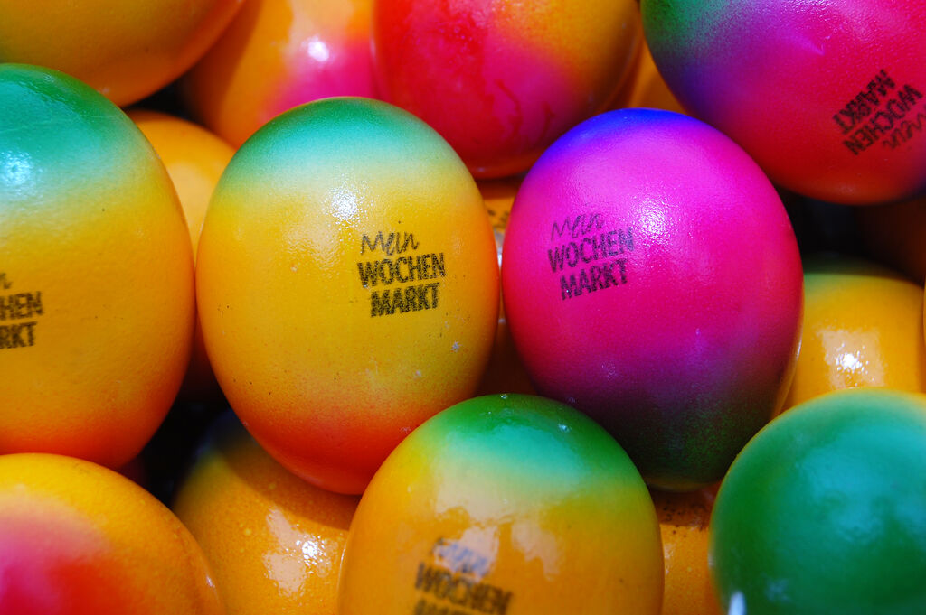 Markthändlerinnen und Markthändler wecken Vorfreude aufs Osterfest. 