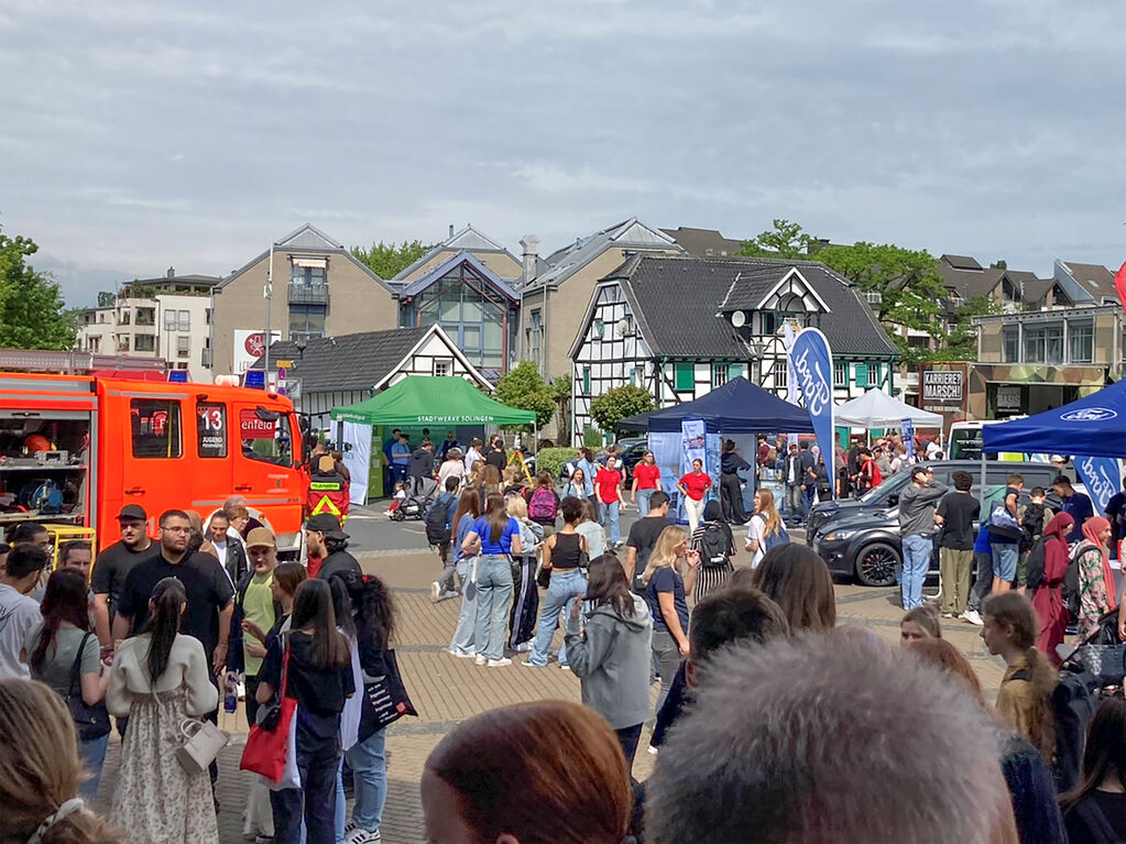 Blick auf den Stadthallenvorplatz bei der Berufs-Orientierungsbörse 2024. 