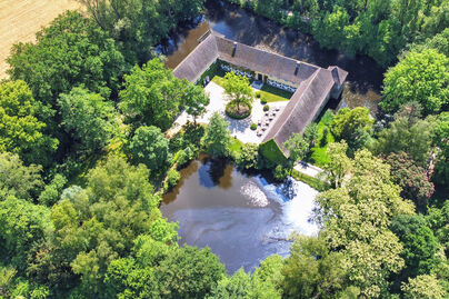Die Wasserburg liegt inmitten eines Landschaftsschutzgebietes, welches die optimale Voraussetzung bietet, um die Natur zu erkunden und so Begeisterung und Faszination zu wecken. 