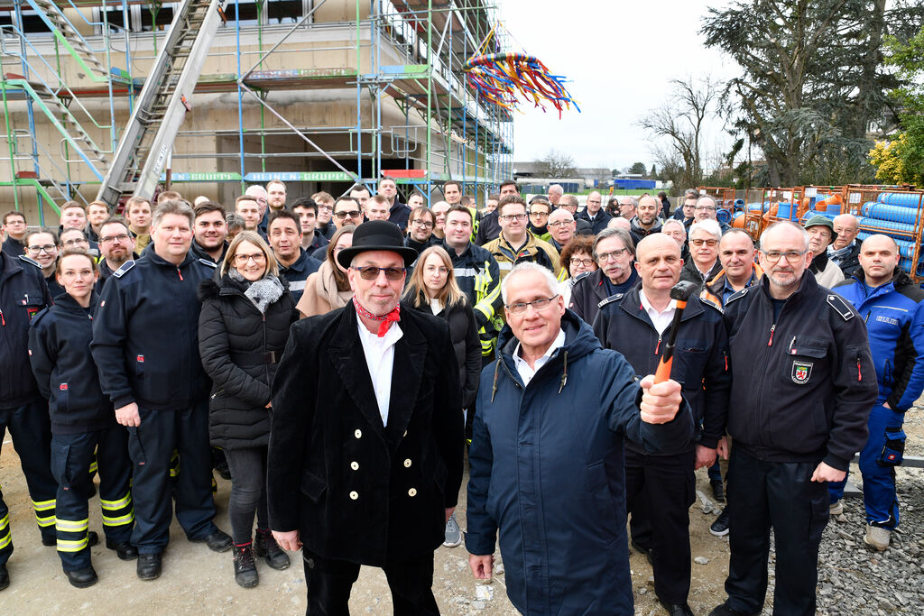 Richtfest des Feuerwehrhauses Nord. Im Vordergrund: Bürgermeister Frank Schneider (r.) und Zimmermann Volker Ziegler.