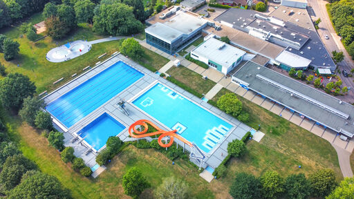 Das Freibad aus luftiger Höhe. 