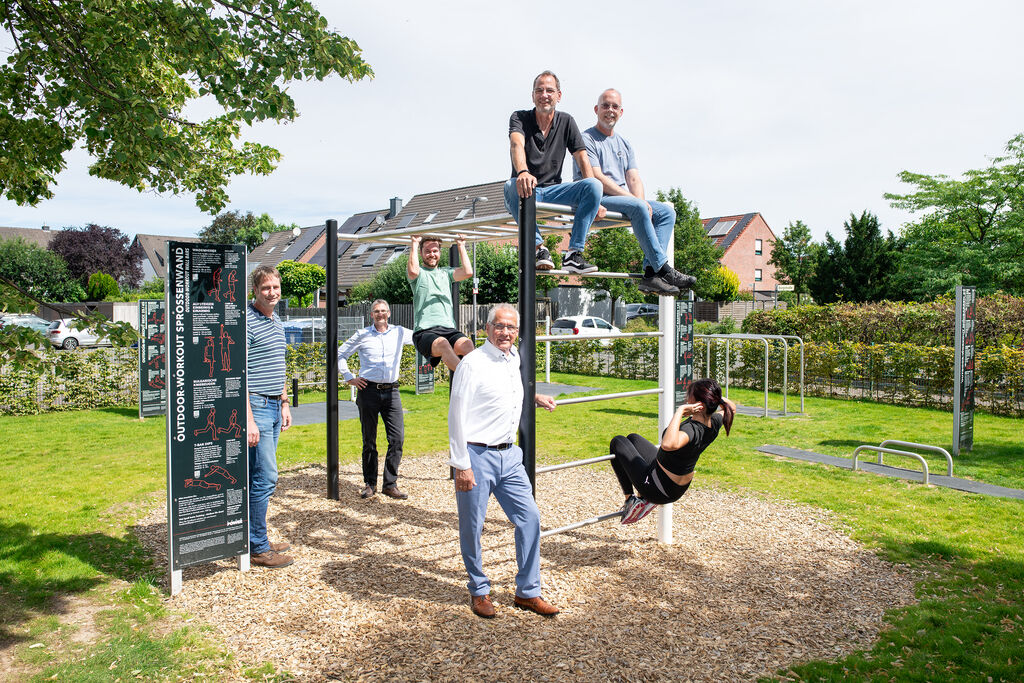 Aktiv an den Sportgeräten (v.l.): Martin Biele (städt. Betriebshof), Bastian Steinbacher (Referatsleiter Betriebshof), Bastian Köchling (Sportreferat), Bürgermeister Frank Schneider, Martin Bock (Vorstand Sportgemeinschaft Langenfeld), Patrick Sahm (stv. Referatsleiter Betriebshof), Chanhsuda Phomkhoumphon (Sportreferat).