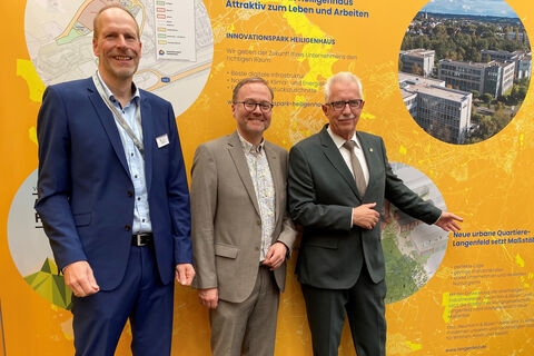 Auf dem Foto von links: Rainer Düx (Wirtschaftsförderung), Thomas Zacharias (Leiter der städtischen Wirtschaftsförderung) und Landrat Hendele. 