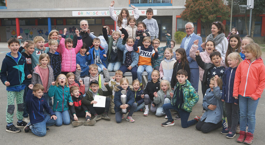 Seriensieger im Schulschwimmen: Die GGS Götscher Weg gewann mit einer Ausnahme im Jahr 2019 alle durchgeführten Schulschwimmwettbewerbe seit 2013 in Langenfeld. Die Siegerehrung nahm Bürgermeister Frank Schneider mit dem Ehrenvorsitzenden des Schwimmvereins Langenfeld, Dr. Klaus-Dieter Paehlike, in der Schule vor. Den Pokal darf die Schule nach erneut drei Siegen in Folge (2023 bis 2025) dauerhaft behalten.